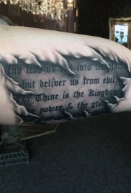 手臂华丽的英文字母与撕皮纹身图案