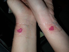 情侣手腕彩色爱心纹身图案