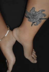 小腿淡蓝色的芙蓉花纹身图案