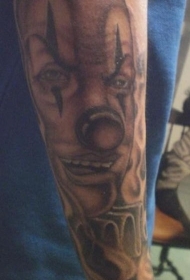 手臂黑灰风格小丑纹身图案