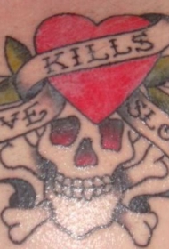 背部彩色爱心与骷髅纹身图案