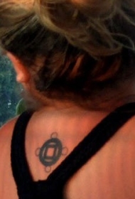 背部圆形古铜钱形状纹身图案