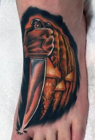 脚背彩色有趣的南瓜刀纹身图案