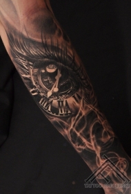 手臂逼真的眼睛时钟纹身图案