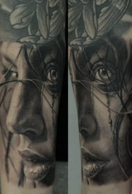 写实风格黑白女性肖像纹身图案