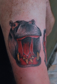 手臂巨大的彩色哭泣河马纹身图案