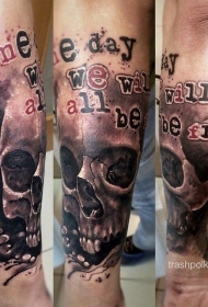 手臂现代风格的彩色骷髅与字母纹身
