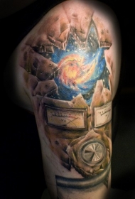 肩部彩色破碎的表盘和空间纹身图案