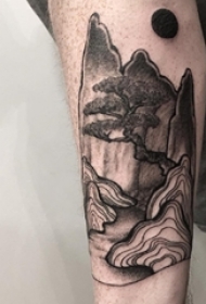 男生小腿上黑灰点刺技巧抽象线条山水风景纹身图片