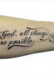 手臂英文字母和眼眶轮廓纹身图案