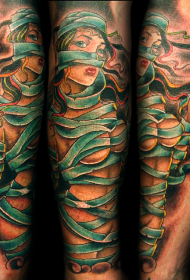 old school手臂彩色卡通木乃伊女人纹身图案