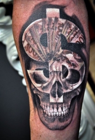不寻常的彩色美元金钱符号与头骨纹身