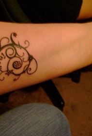 手臂黑色卷曲式图像纹身图案