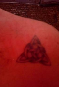 肩部灰色三叶草标志纹身图案