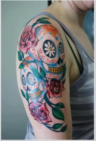 肩部彩色鲜艳的糖头骨纹身图案