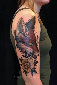 女性现代风格的彩色狐狸与花纹身图案