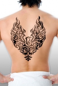 男子背部黑色部落凤凰纹身图案