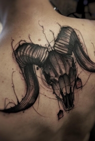 背部神秘的黑白素描风格山羊头骨纹身图案