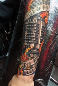 非常逼真的彩色麦克风与字母火焰手臂纹身图案