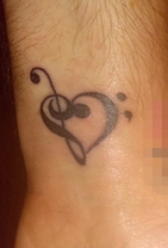 男生手臂上黑色几何爱心抽象线条音符纹身图片
