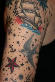 手臂彩色老学校船与鸟纹身图案