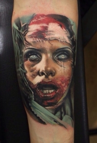 手臂毛骨悚然的彩血腥女人纹身图案