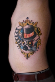 侧肋多彩的狐猴和帽子纹身图案