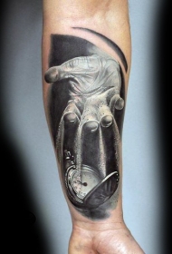 独特设计的彩色手与时钟手臂纹身图案