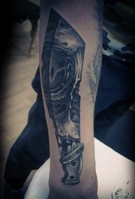 手臂很酷的黑色大刀纹身图案
