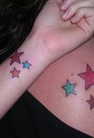 女性肩部彩色五角星纹身图片