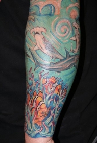 手臂彩色深海纹身图案