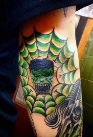 手臂彩色蜘蛛网的绿巨人纹身图案