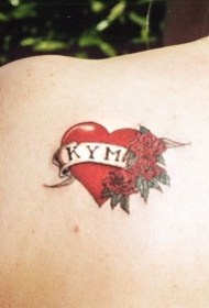 女性肩部彩色字母纹身图案