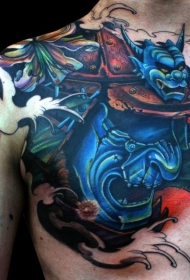 蓝色武士面具胸部纹身图案