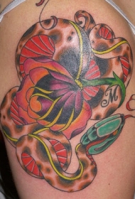 肩部彩色蛇与花朵纹身图案