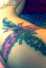大腿可爱的匕首和蝴蝶结纹身图案