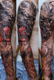 手臂亚洲风格的彩色龙与盛开花朵纹身图案