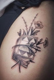 肩部黑白3D书与罂粟纹身图案