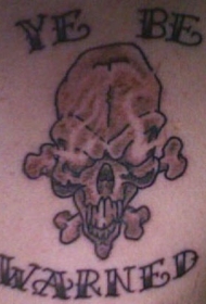 腰部被警告骷髅头纹身图片