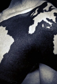 肩部令人难以置信的黑白世界地图纹身图案