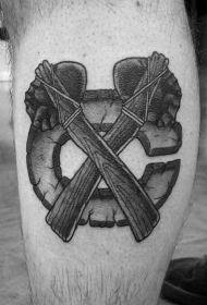 小腿令人印象深刻黑色木头与字母纹身图案