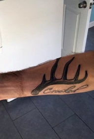 弯曲的鹿角与英文字母纹身图案