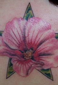 肩部逼真的彩色兰花和五角星纹身
