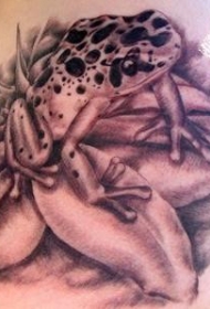 逼真的黑白青蛙叶子纹身图案