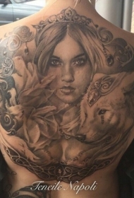 满背写实风格神秘女人与狼和花朵纹身图案