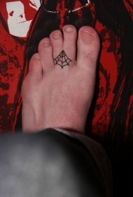 男性脚趾间的小蜘蛛纹身图案