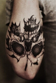 手背黑白枫叶骷髅纹身图案