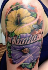 美丽多彩的热带花卉与字母手臂纹身图案