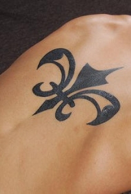背部黑色的百合花纹章图腾纹身图案