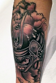 小臂亚洲风格的彩色武士头盔和牡丹花纹身图案